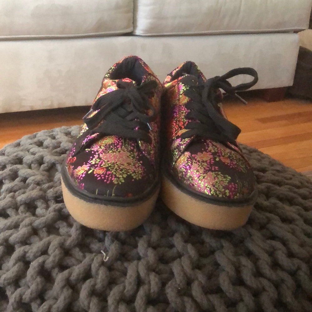 Embroidered platform sneakers